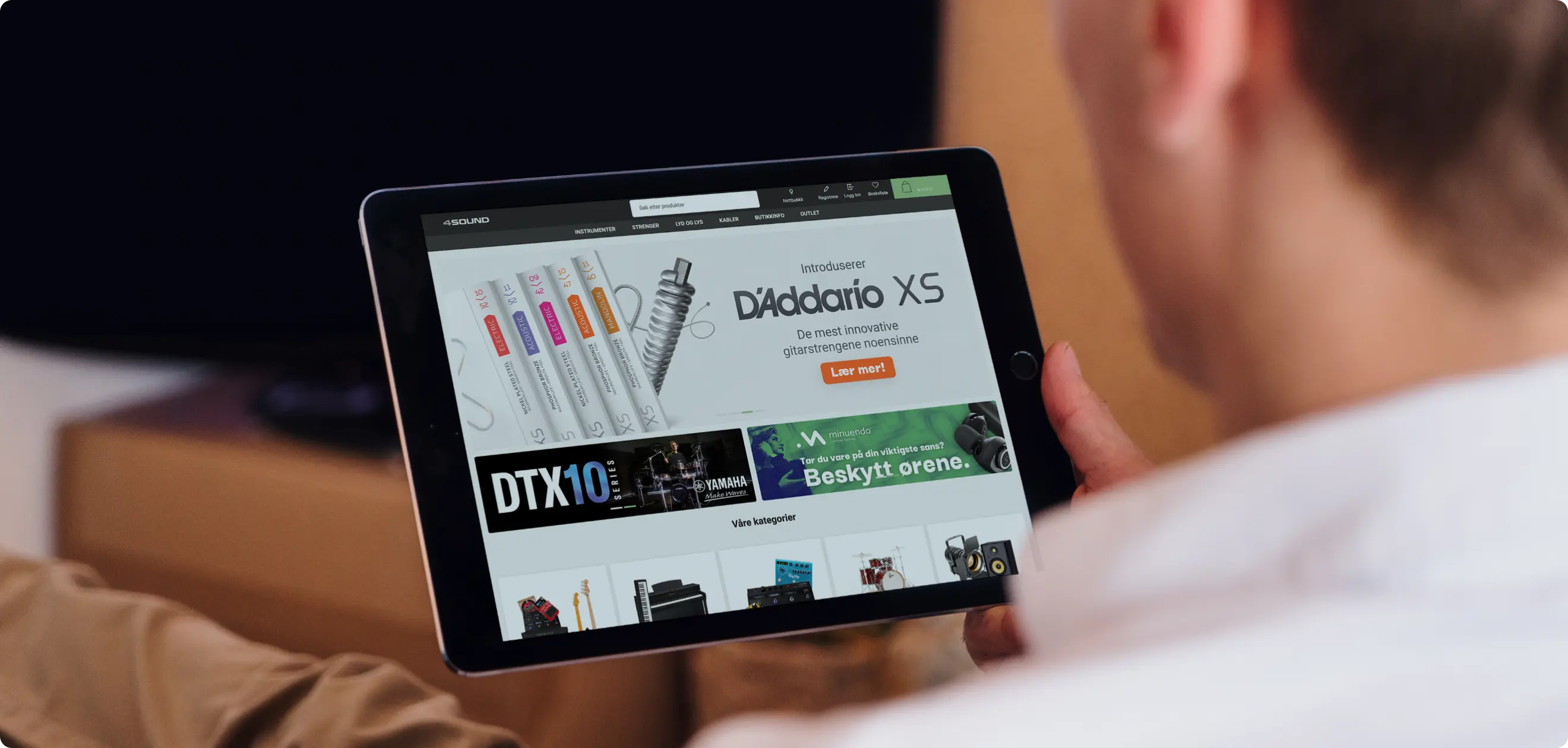 Skjermbilde av 4Sound sin nettbutikk med oversiktlig visning av gitarer og annet musikkutstyr